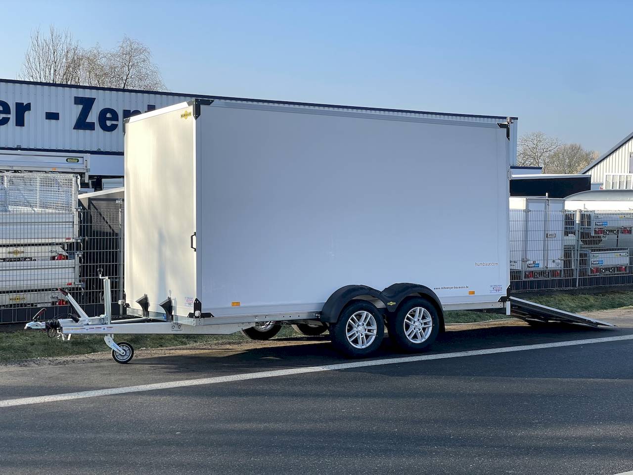 GESCHLOSSENER KOFFERANHÄNGER - XL +RAMPE - MIETEN