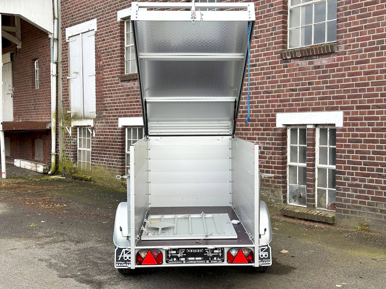 GESCHLOSSENER DECKELANHÄNGER - XS - MIETEN