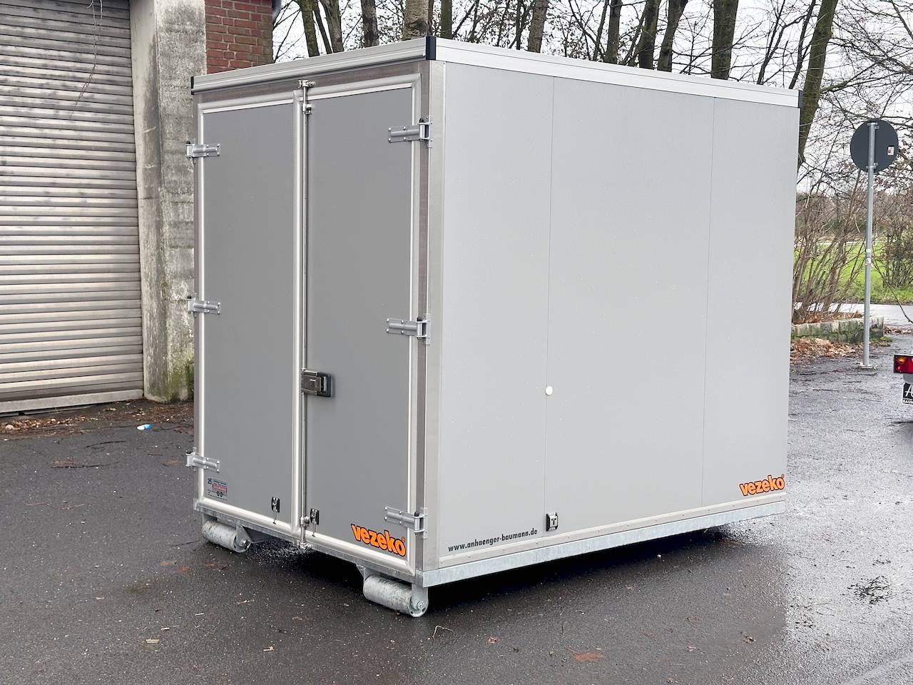 VEZEKO Koffercontainer Stahlblechsandwich