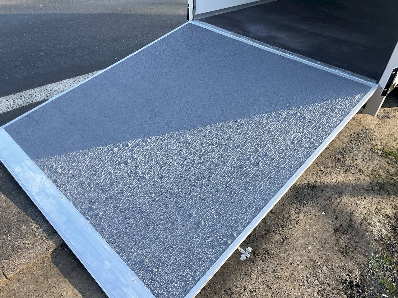 GESCHLOSSENER KOFFERANHÄNGER - XL +RAMPE - MIETEN
