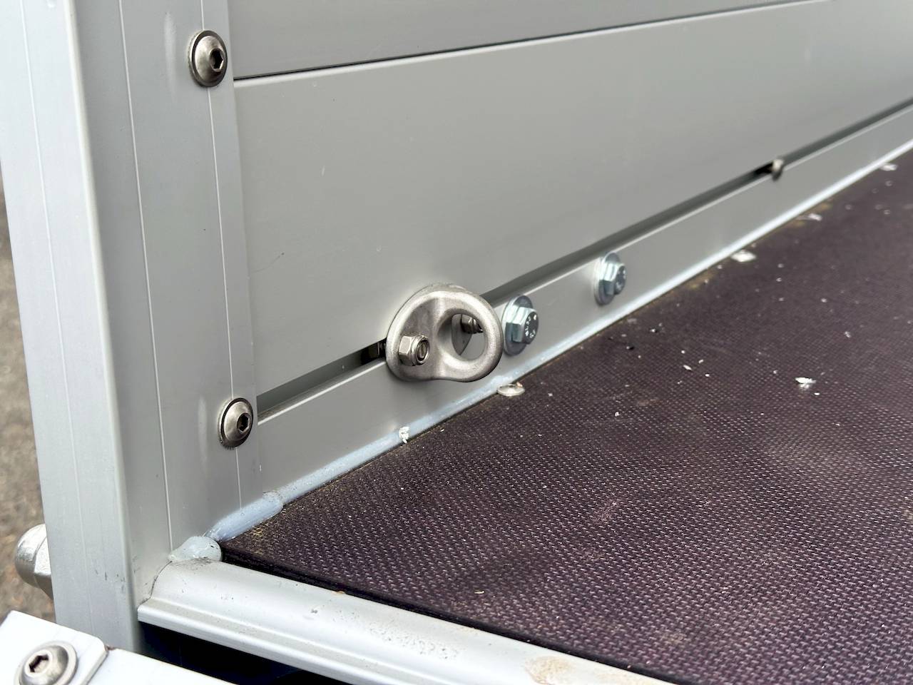 GESCHLOSSENER DECKELANHÄNGER - XS - MIETEN