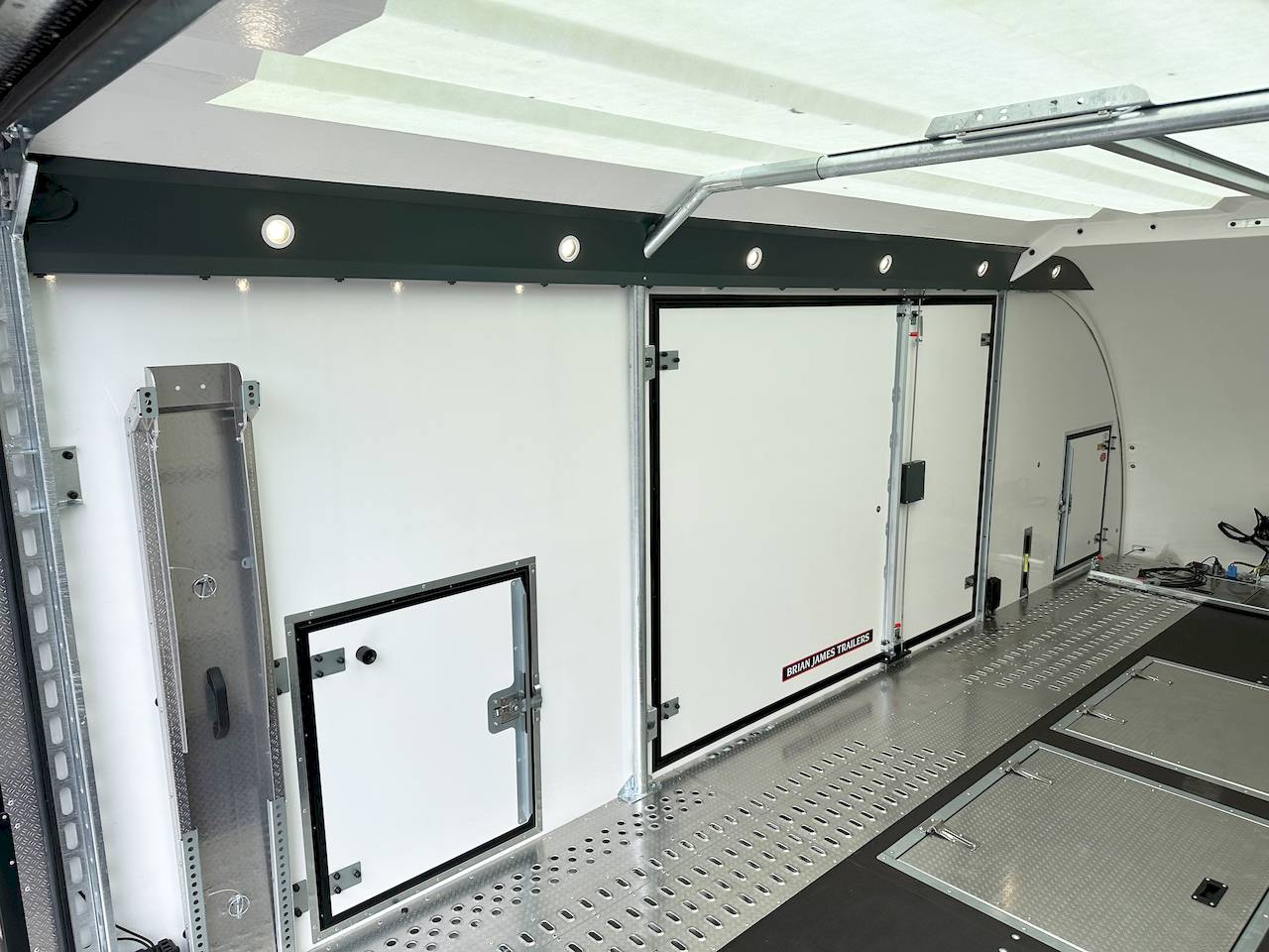 GESCHLOSSENER AUTOTRANSPORTER TRAILER - XXL - MIETEN