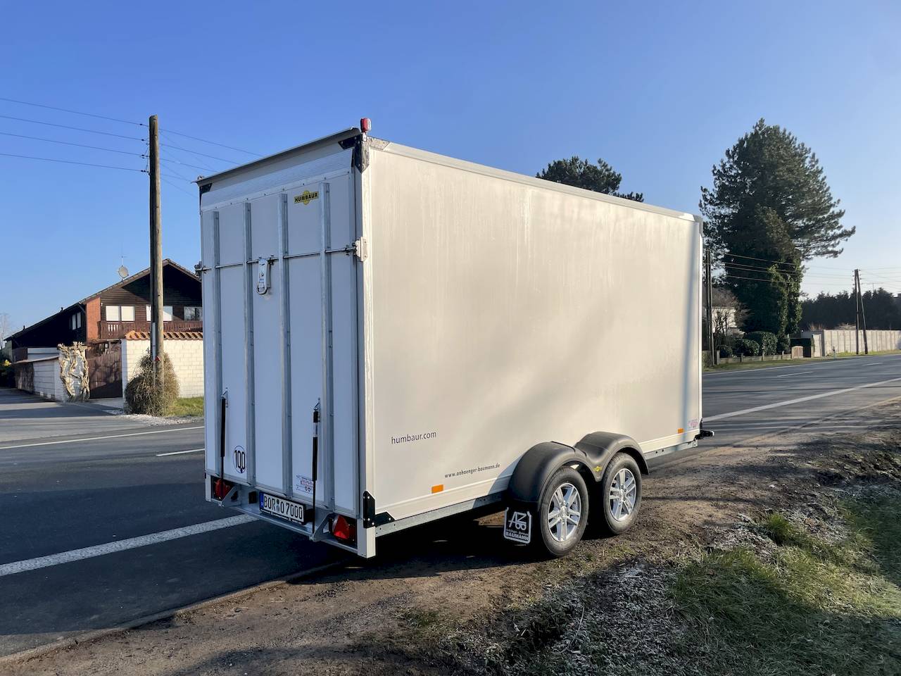 GESCHLOSSENER KOFFERANHÄNGER - XL +RAMPE - MIETEN