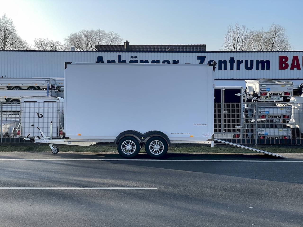GESCHLOSSENER KOFFERANHÄNGER - XL +RAMPE - MIETEN