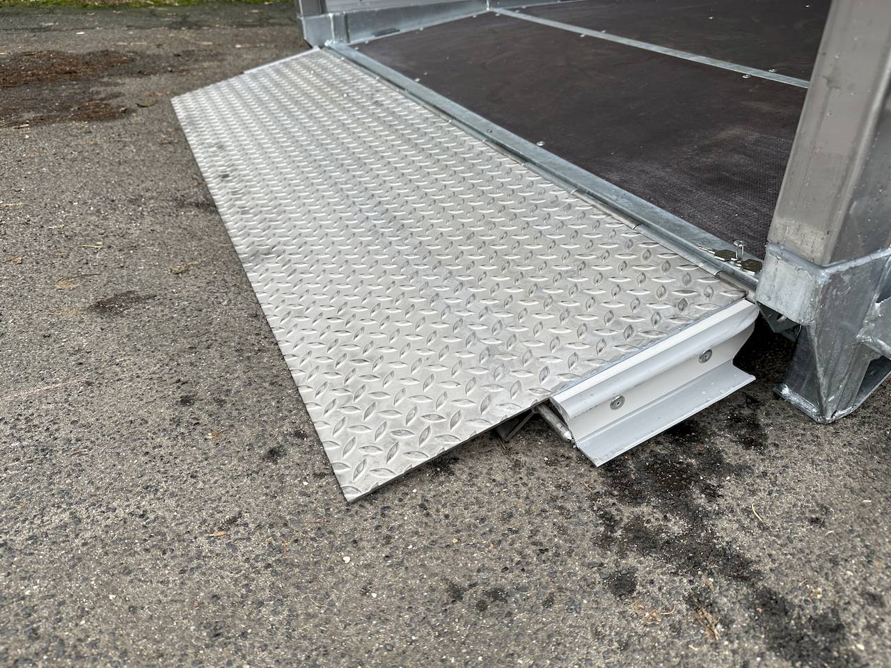 ABSENKKOFFERANHÄNGER - L+ - MIETEN