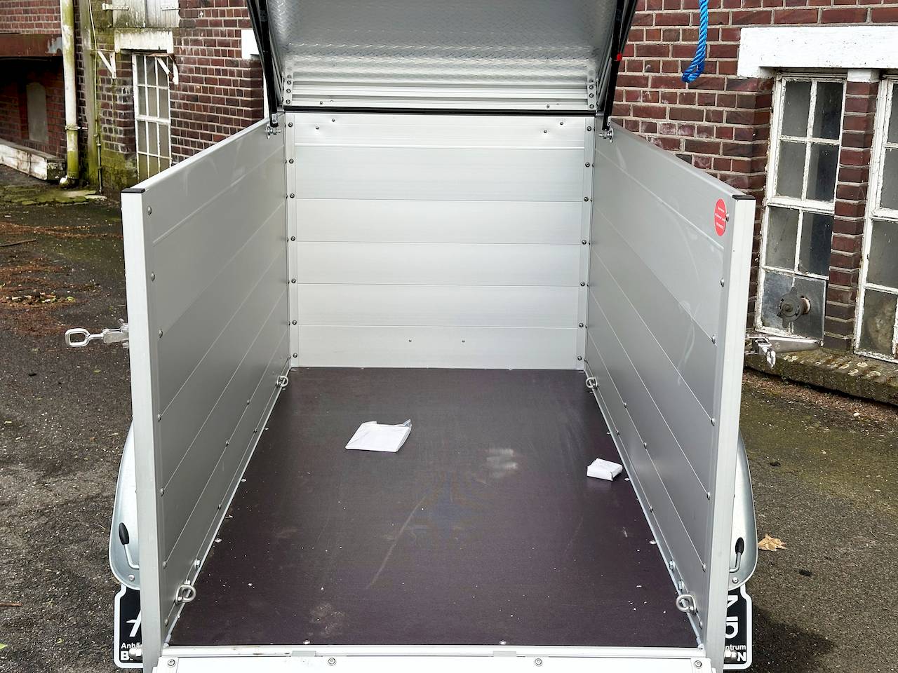 GESCHLOSSENER DECKELANHÄNGER - XS - MIETEN