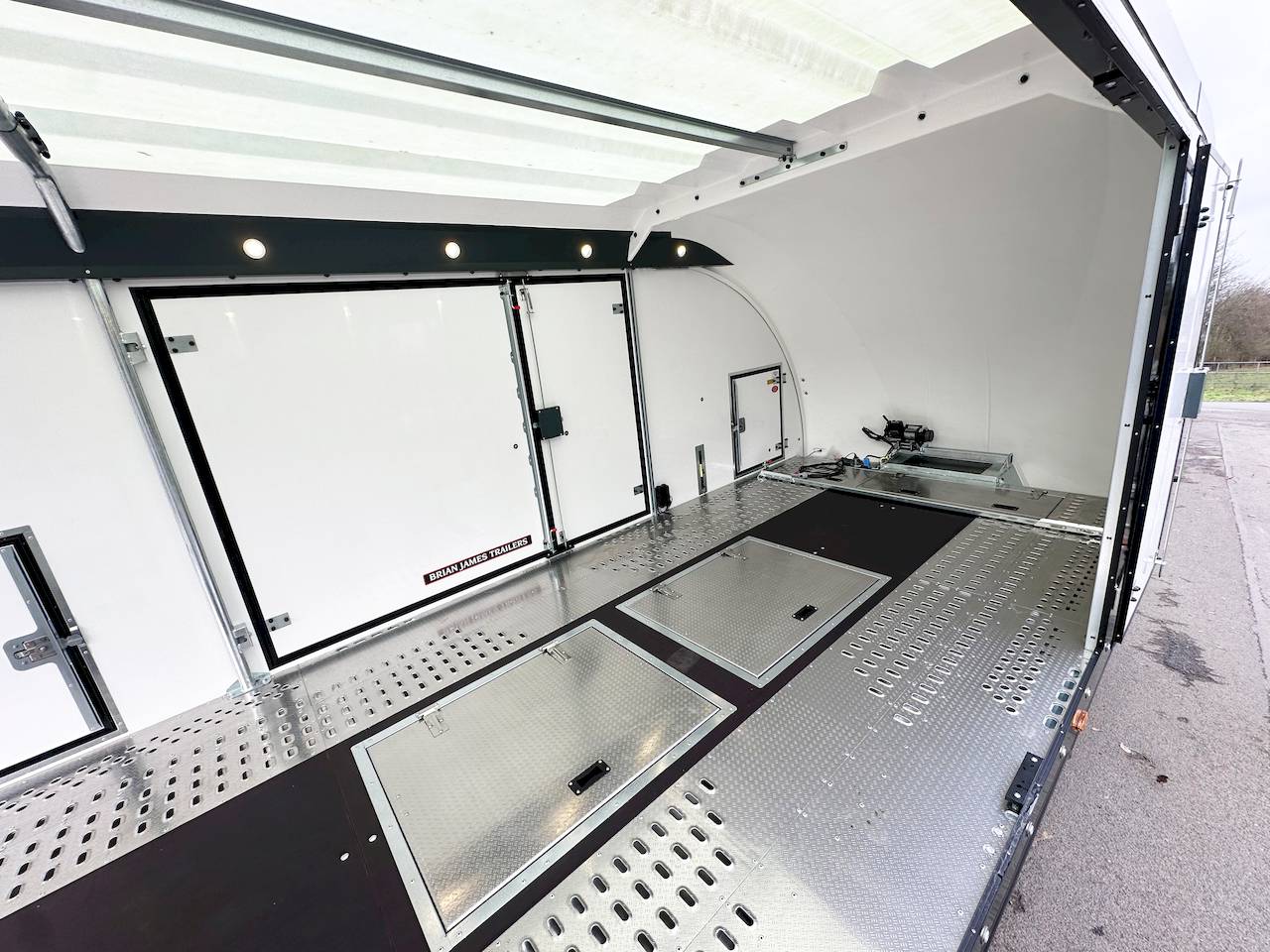 GESCHLOSSENER AUTOTRANSPORTER TRAILER - XXL - MIETEN