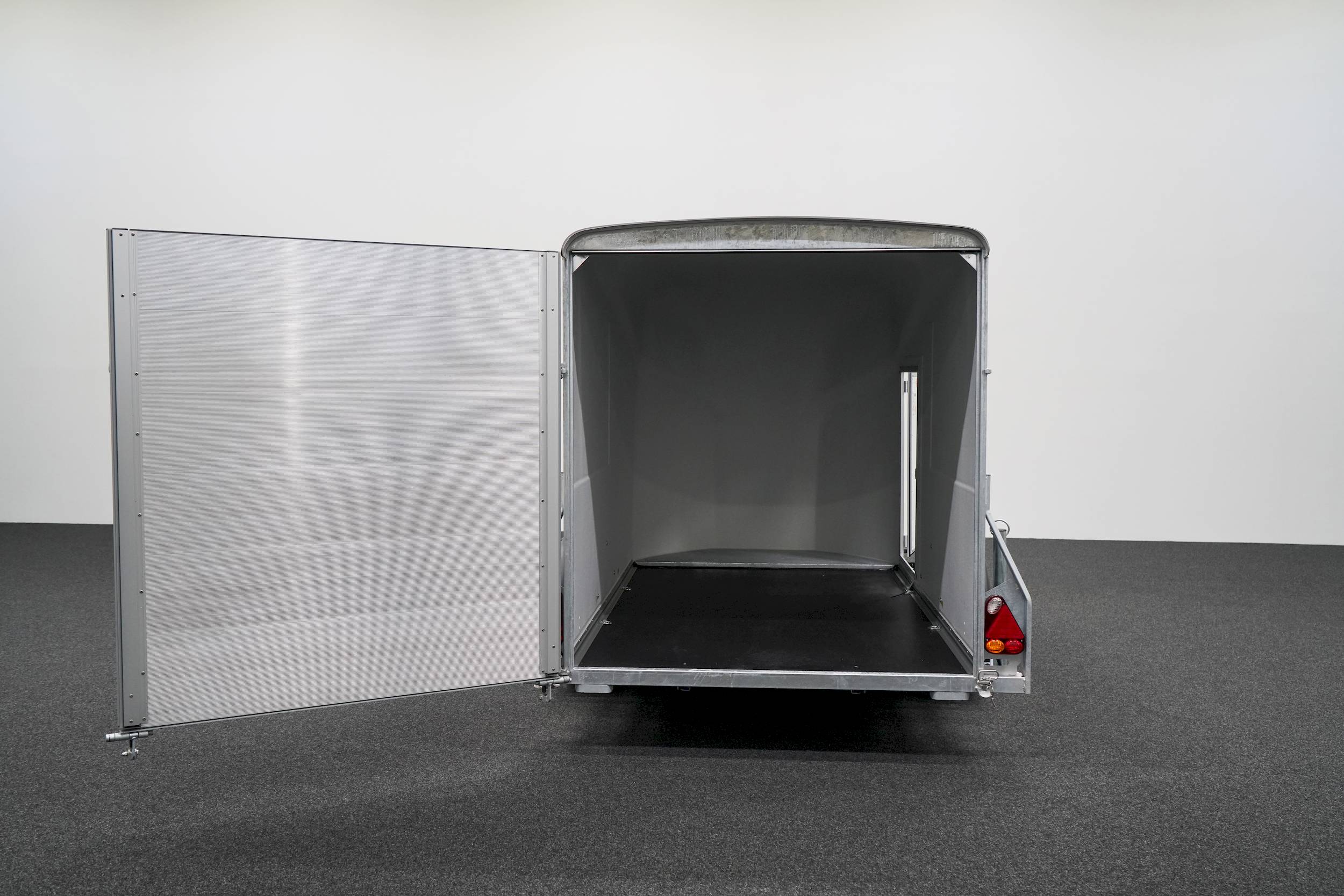 CHEVAL LIBERTE DEBON CARGO 1300