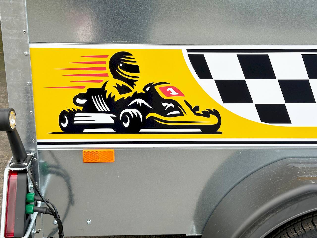 VEZEKO KART 2 | SILBER + SCHWARZ | GELBER AUFKLEBER