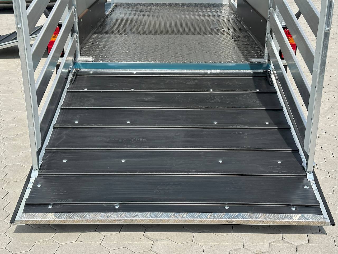 VEZEKO VT 2700 | RAMPE-/TÜR-KOMBI I ENTLADERAMPE I TREIBGITTER