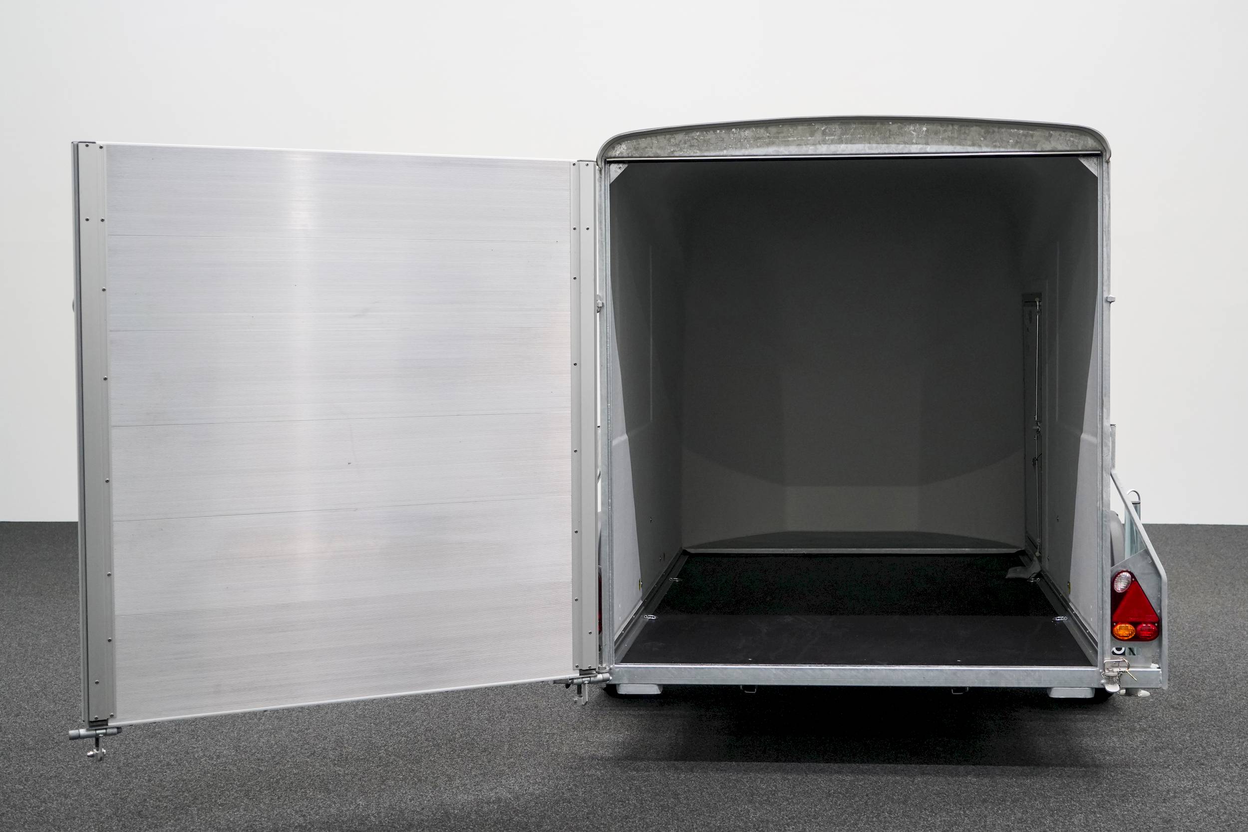CHEVAL LIBERTE DEBON CARGO 1300