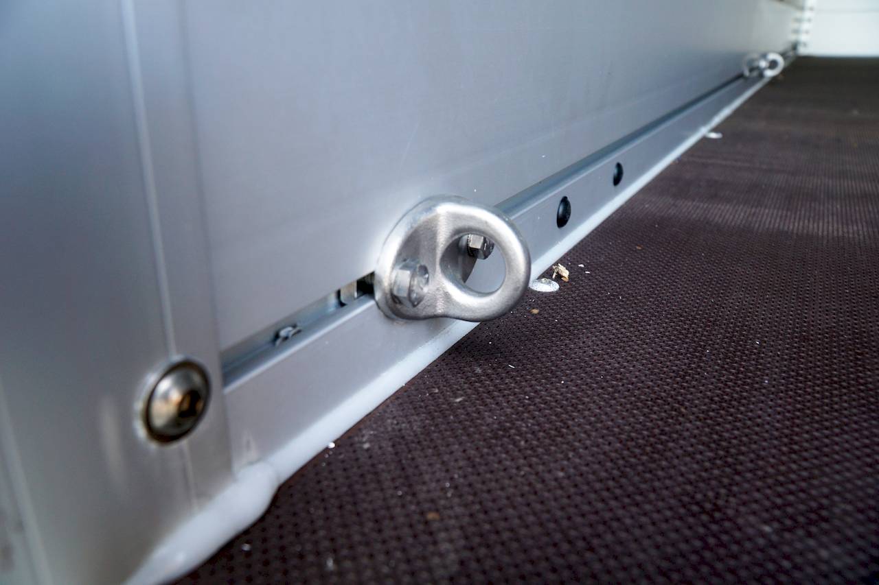 GESCHLOSSENER PLANENANHÄNGER - M - MIETEN