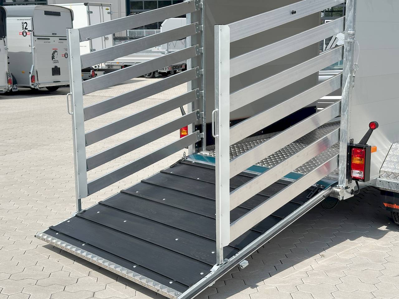 VEZEKO VT 2700 | RAMPE-/TÜR-KOMBI I ENTLADERAMPE I TREIBGITTER