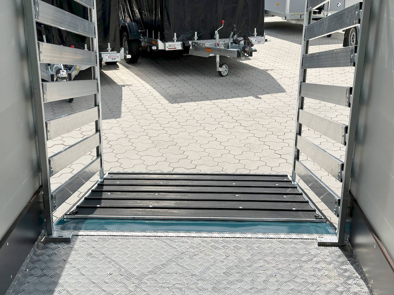 VEZEKO VT 2700 | RAMPE-/TÜR-KOMBI I ENTLADERAMPE I TREIBGITTER