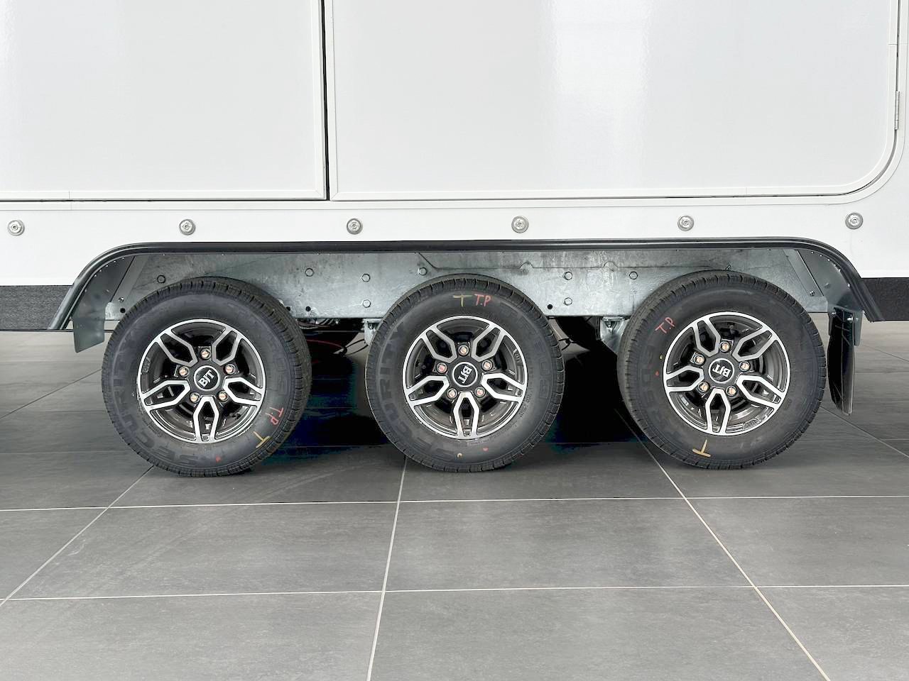 BRIAN JAMES RACE TRANSPORTER 7 | 397-6023-35-3-10-W | TRIDEM | ZUSATZRAMPEN