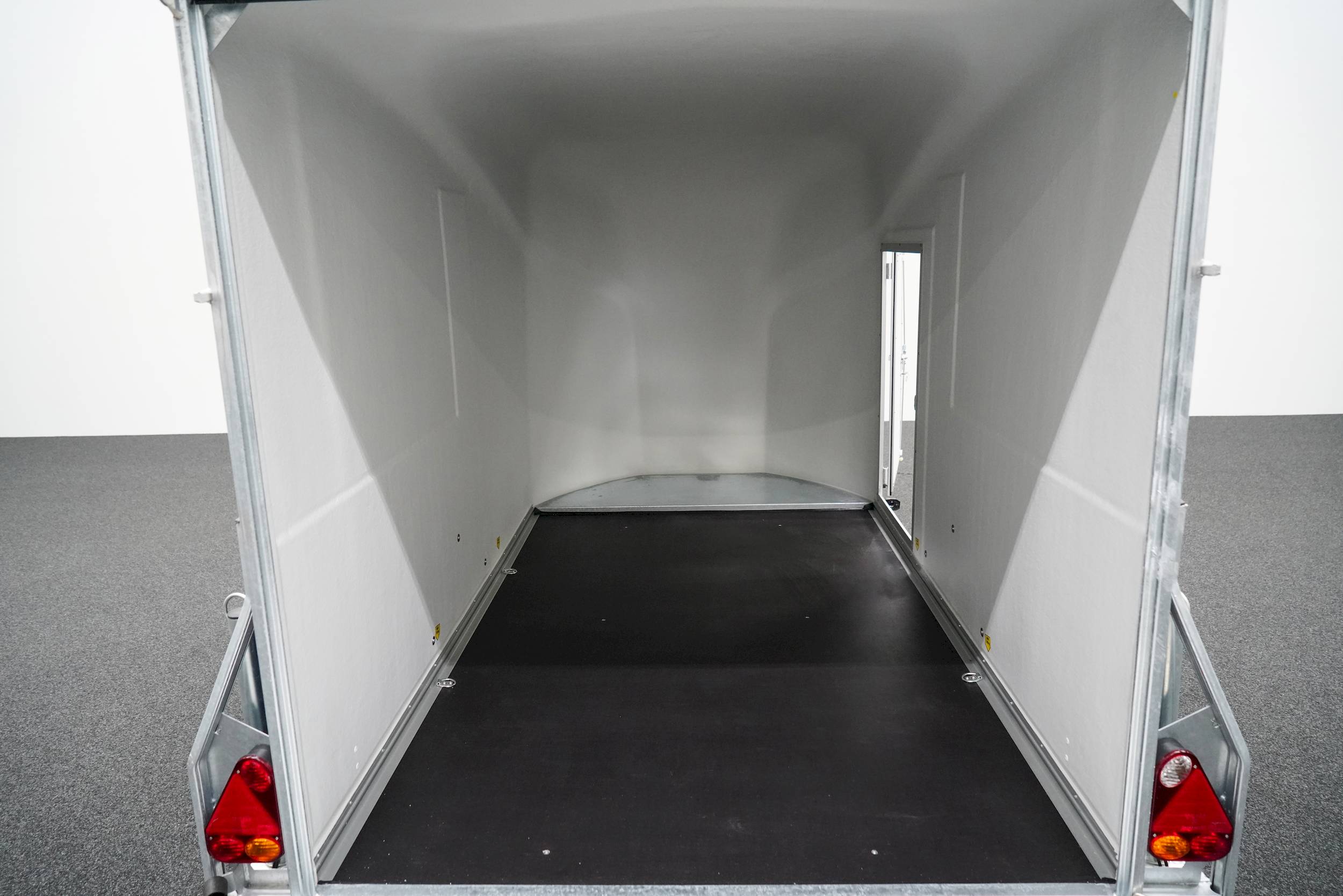CHEVAL LIBERTE DEBON CARGO 1300