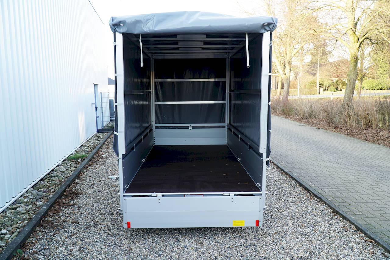 GESCHLOSSENER PLANENANHÄNGER - M - MIETEN