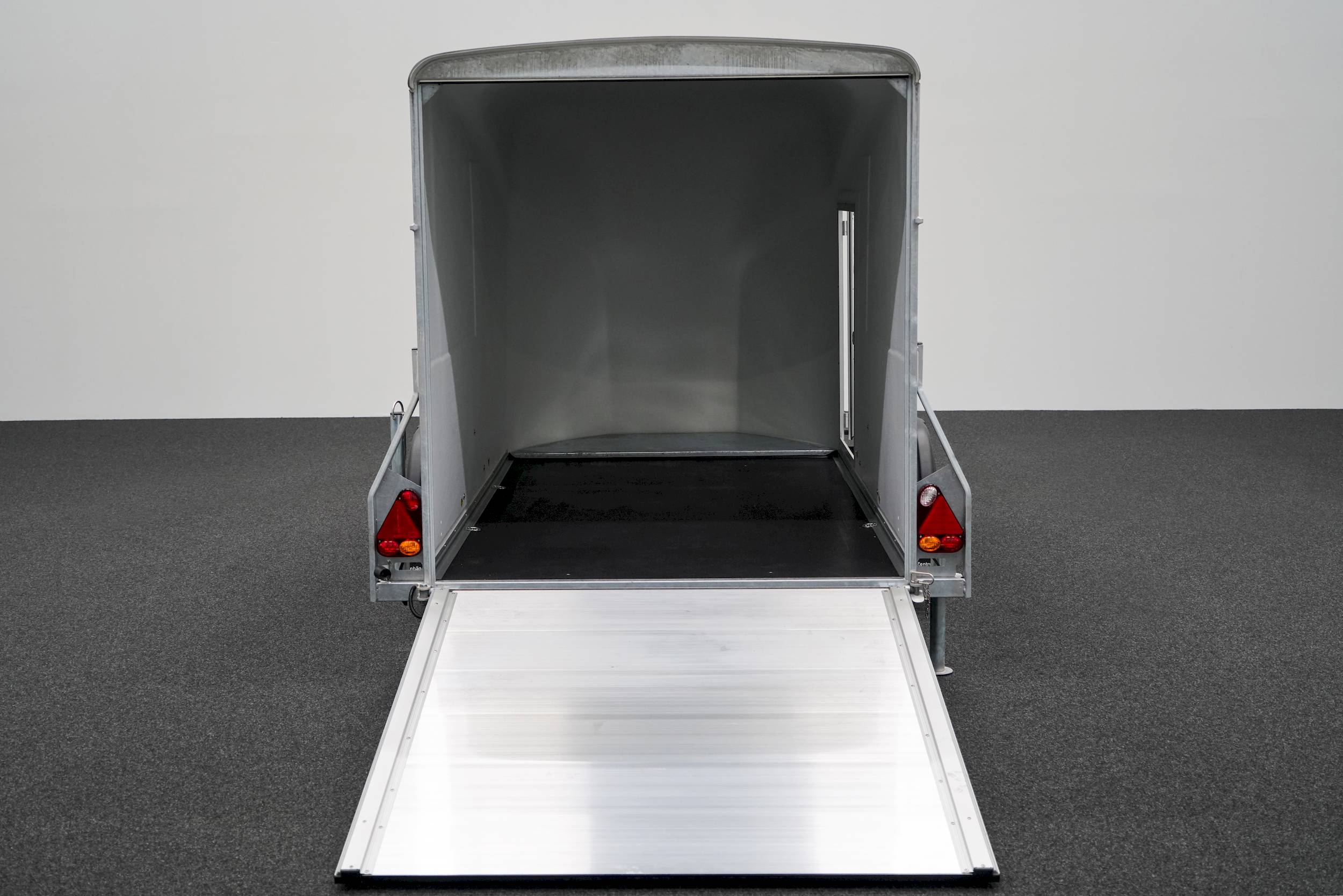 CHEVAL LIBERTE DEBON CARGO 1300